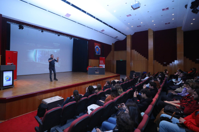 TÜRK ASTROFİZİKÇİ ÖĞRENCİLERLE BULUŞTU