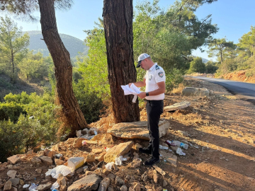 Bodrum’da Zabıta Ekipleri, Yaptıkları Denetimlerde Yol Kenarına Atılan Çöplerden, İki Otobüs Firmasını Tespit Ederek Cezai İşlem Uyguladı