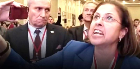 Demokrat Parti Kongresinde  İlay Aksoy'un 'Bugün Bu Partide Darbe Yapıldı, Sizin AKP'den Hiçbir Farkınız Yok" Dediği Kaldırılan Videosu