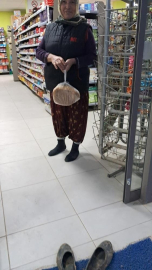 Çamurlu Ayakkabılarını Çıkarıp Çorapla Alışveriş Yaptı. O Anlar Kamerada