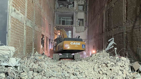 Güngören’de Çöken Binanın Altında Kalan İşçiyi Kurtarma Çalışmaları 40 Saattir Sürüyor