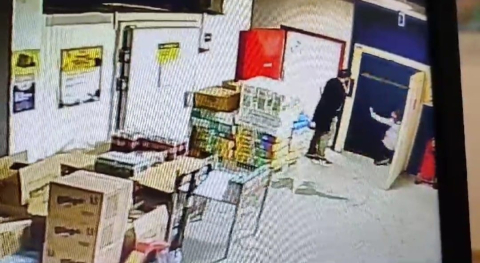 İzmir’de Korku Dolu Anlar Kamerada: Bindiği Asansörün Kabini Düştü