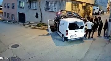 Ara Sokakta Hız Kesmeden İlerleyen Otomobiller Çarpıştı