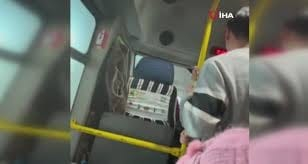İstanbul’da Minibüs Şoförü Yolcular Ücret Ödemedi Diye Çılgına Döndü: O Anlar Kamerada