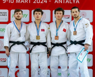 Çığ Altında Kalan Milli Judocunun İkizi Tabutun Yanından Bir An Olsun Ayrılmadı