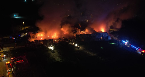 Bursa’da Gıda Deposundaki Yangın Geceyi Aydınlattı