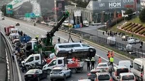 Sarıyer Seyrantepe’de TEM Otoyolunda Okul Servisi Devrildi Yaralılar Var