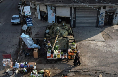Suriyeli Esnaf Esad'ın Bomba Yağdırdığı Tankı Manav Tezgahına Çevirdi