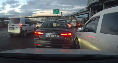 Beykoz’da Emniyet Şeridine Giren Sürücü Yol Vermeyen Araca Üç Kez Çarptı