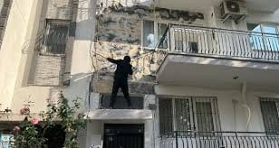 Paralarını Alamadıkları Dairenin Dış Cephesini Söktüler