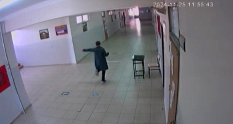 Nöbetçi Öğrenci Okulda Can Sıkıntısını Çifte Telli Oynayarak Atlattı