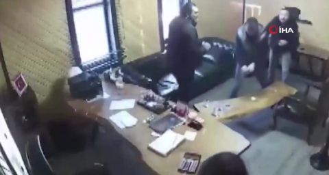 Haraç İsteyip Ateş Etmeye Kalktı, Silahı Tutukluk Yapınca Eşyaları Dağıtıp Kaçtı