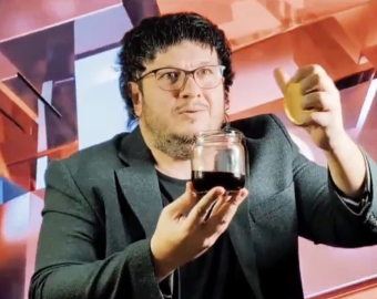 Şahan Gökbakar’dan, Petrol Koklayan ‘Gabar Ahmet’ Taklidi
