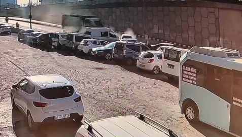 Freni Arızalanan Hafriyat Kamyonunun 5 Aracı Biçtiği Kaza Kamerada
