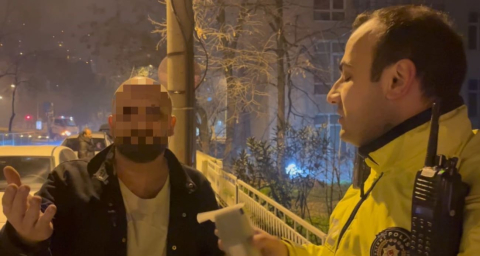 Alkolmetreyi Üflemedi, Gazetecinin Üzerine Yürüyerek Hakaret ve Tehdit Etti