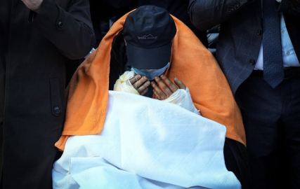 Vücudundaki Kırıklara Aldırmadı, Özel İzinle Eşi Ve 2 Çocuğunu Son Yolculuklarına Uğurladı