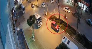 Yola Fırlayan Yayaya Otomobil Çarptı, Metrelerce Havaya Savruldu