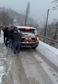 Buzda Kayan Aracı Tutmaya Çalıştılar