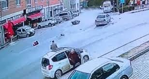 Motosiklete Çarpan Ehliyetsiz Sürücü Kaçtı