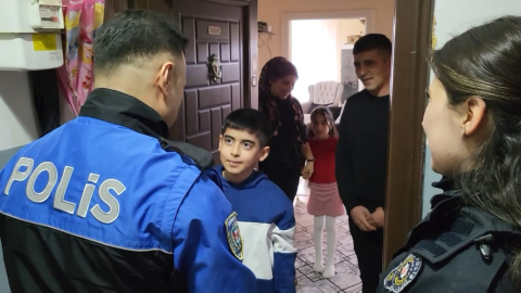 11 Yaşındaki Çocuk Üşüyen Polise Atkı ve Beresini Verdi