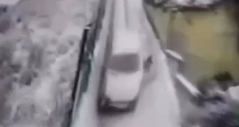Karla Kaplı Yokuştan Aracı Kaymaya Başlayan Sürücü Atlayarak Kurtuldu