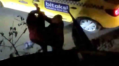 Takside Ters Yön Kavgası: Yolcu Çileden Çıktı