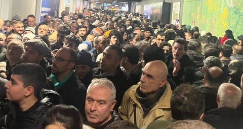 İstanbul’da Metro Duraklarındaki Yolcu Yoğunluğuna Vatandaş Tepkisi
