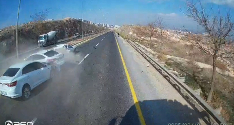 Şanlıurfa’da 6 Kişinin Yaralandığı Zincirleme Kaza Araç Kamerasına Yansıdı