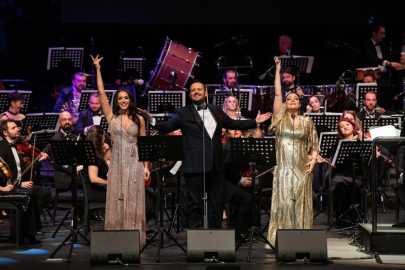 Ünlü Operacılar Mühendis Kızlar İçin sahnede