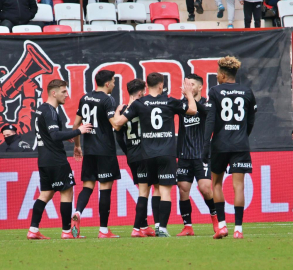 Beşiktaş, Antalyaspor'u 2-1'le Geçti