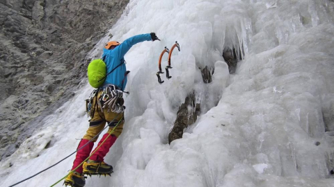 Bursalı Dağcılar Buz Tutan Şelaleye Tırmandı