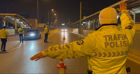 Alkollü Yakalandı...Uygulama Yapan Ekiplere Terör Operasyonu Benzetmesi Yaptılar
