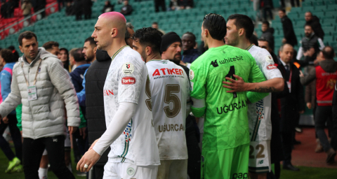 Konyaspor - Trabzonspor maçının uzatma dakikalarında kavga çıktı