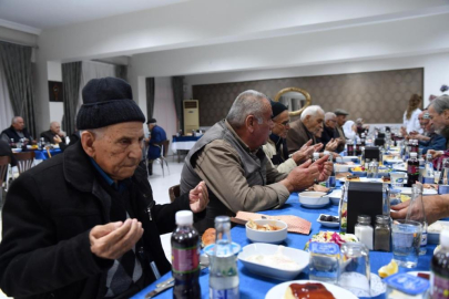 Vali Coşkun, İftarı Huzurevi'nde yaptı