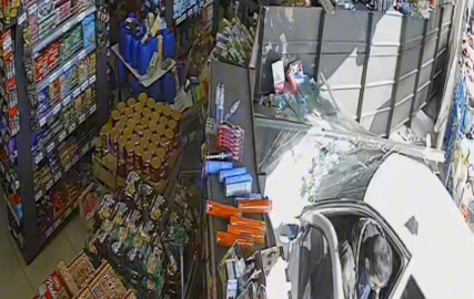 Fren Yerine Gaza Basınca Markete Daldı