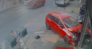 Sürücü Panik Yapınca Doğalgaz Kutusuna Çarptı, O Anlar Kameraya Yansıdı