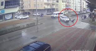 Araçla Çarpışan Motosikletin Sürücüsü Yola Savruldu