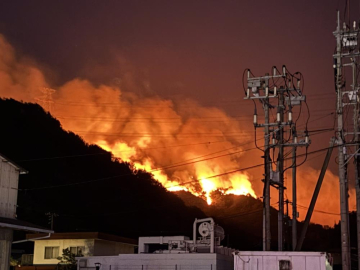 Japonya’da 2 eyalet alevlere teslim oldu