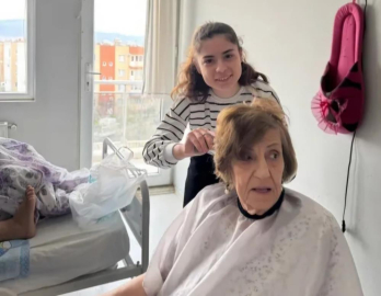 Huzurevi sakinlerinin saç bakımı liselilerden