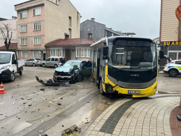 Halk otobüsüyle otomobil çarpıştı