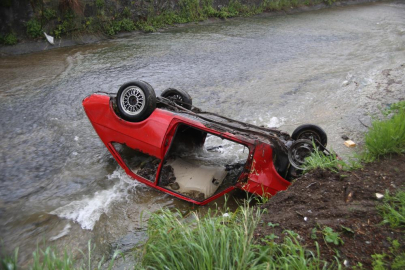 Hurda otomobil dereye atıldı