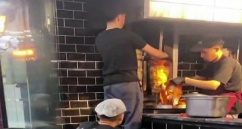 Pişmiş Dönerin Üzerine Çiğ Tavuk Eklerken Cep Telefonu Kamerası ile Kaydedildi