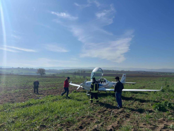 Eğitim uçağı tarlaya zorunlu iniş yaptı