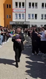 Güzin Öğretmen, emekliliğe böyle uğurlandı