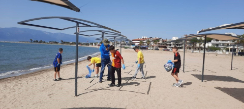 Burhaniyeli öğrencilerden plaj temizliği