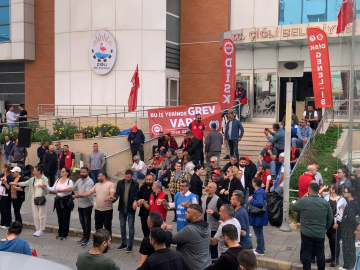 Sendika teklifi kabul etmedi, Çiğli'de mesai grevle başladı