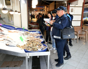 Kuşadası’nda balık tezgâhları denetlendi