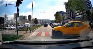 Yolu Uzatmak İstemeyen Taksi, Yaya Geçidini Kullandı