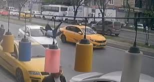 Yolun Karşısına Geçmeye Çalışan Yayaya Otomobil Böyle Çarptı