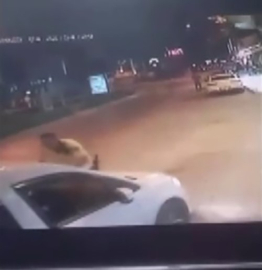 Alkollü sürücü polisi kaportada sürükledi